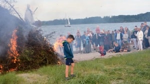 Sidste år mødte mange op på Fladstranden, der grundejerforeningen tændte bålet sankt hans aften. Det kommer ikke til at ske i år, da det samler for mange på stranden. Arkivfoto: Mogens G. Madsen.