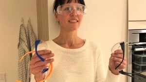 Sygeplejerske Susanne Forsom med nogle af de mange sikkerhedsbriller, der nu skal anvendes i omgangen med coronapatienter på akutafdelingen på Herning Sygehus. Foto: Lars Kryger