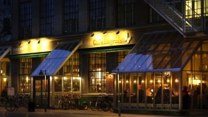 Det var efter forbillede fra Cafebiografen i Brandts Klædefabrik i Odense, at Cafébiografen i Vejle blev etableret. Vejlensere, der var unge i 80'erne og 90'erne har garanteret siddet under glasoverdækningen og spillet backgammon og slubret  cappucino. Arkivfoto