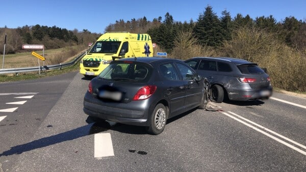 Kvinde kørt til OUH efter uheld: Biler kolliderede på hovedvej
