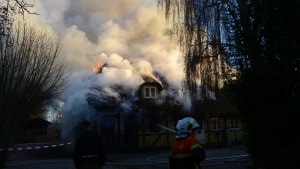 Der er godt gang i flammerne i det stråtækte hus. Foto: presse-fotos.dk