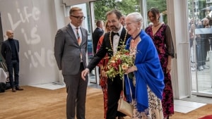 Borgmester Jacob Bundsgaard (S) og dronningen fulgtes ind i salen til gallaåbningen i Musikhuset. Foto: Flemming Krogh