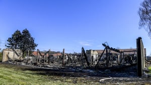 To af de tre bygninger brændte ned til grunden. Blandt dem det private hjem for ejerne af firmaet Himex. Foto: Hans Chr. Gabelgaard