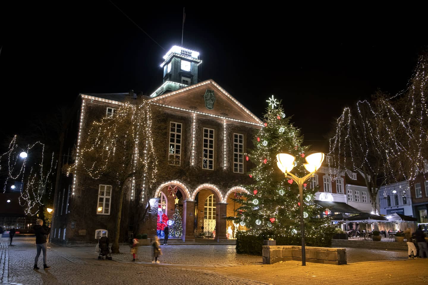 billederne: Nu skinner julelyset over hele midtbyen | jv.dk
