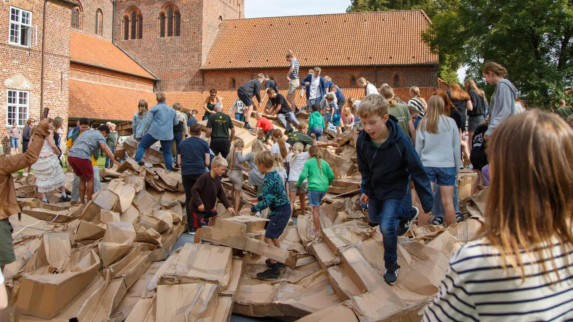 Frivillige Byggede En Kirke Af Pap | Jv.dk