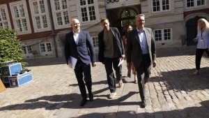 Erhvervsminister Morten Bødskov (S) (til højre) og kulturminister Jakob Engel-Schmidt (M) (til venstre) står bag regeringens forslag om at gøre mødet med banker simplere for mindre virksomheder og foreninger. Foto: Olafur Steinar Gestsson/Ritzau Scanpix