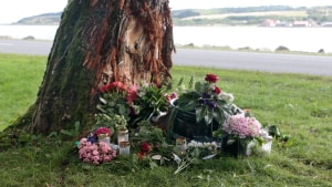 Den blot 14-årige dreng mistede livet ved en færdselsulykke på Strandvejen, Lemvig, hvor forbipasserende nu er begyndt at lægge blomster. Foto: Benny Gade