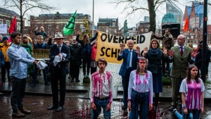 Aktivister demonstrerer ved klimaretssagen mod Holland. Her slog Højesteretten fast, at den hollandske stat skal skrue op for sin klimaindsats. Foto: Ana Fernandez, SOPA Images/Ritzau Scanpix