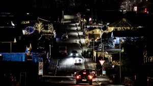 Lundhusvej lyser op i Mølholm. Vejen er kendt for at gå julelys-amok op mod jul. Foto: Mette Mørk