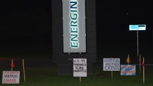 Natten til onsdag stak en gruppe personer skilte i jorden foran Energinet i Erritsø. De protesterer mod et stort transnationalt gasrørsprojekt, Energinet lige nu er i gang med ved Lillebælt. Foto: Gruppen bag skiltene