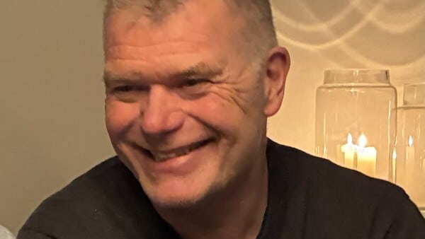 Efter en hel måned: Kendt OB-behandler døde pludselig i Spanien - nu er han kommet hjem