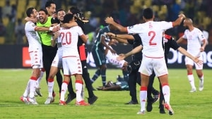 Tuneserne jubler efter sejren over Nigeria. Issam Jebali ses yderst til højre med nummer 22. (Foto: Daniel BELOUMOU OLOMO / AFP)