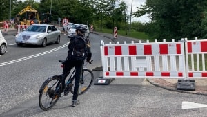 Denne cyklist måtte mandag som mange andre sande, at det ikke længere er tilladt at passere jernbanen via broen på Toldbodvej. . Foto: Kaare Johansen