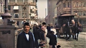 Skt. Clemens Bro i Aarhus anno 1902. Screenshot fra en original stumfilm, der er blevet opgraderet til farve på youtube-kanalen 'RestoringOldStuff'.