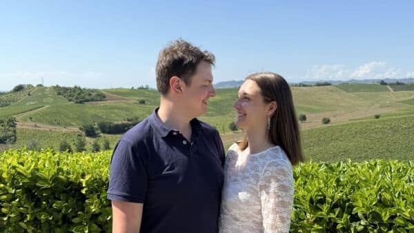 Gæster flirtede med Anne, mens kæresten Lucas stod ved siden af: - Vi har aldrig kysset på arbejdet