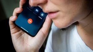 Ung kvinde taler i mobiltelefon, onsdag den 31. maj 2023. (Foto: Ida Marie Odgaard/Ritzau Scanpix)