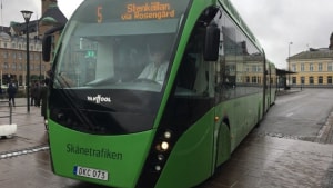 En BRT-bus, som denne fra Malmø,  er en special bus til mange passagerer. Bussen kører i egen busbane for at komme hurtigere frem, og er et billigt alternativ til letbaner. Nu vil byrådets partier have BRT-busser på ringvejen i Aarhus samtidig med, at man forlænger opsparingen til mere letbane. Foto: Henrik Lund