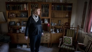 Mens Magda Dahl og familien 9. marts 2022 afholdt bisættelse af hendes afdøde ægtemand, blev der begået indbrud i enkefruens hjem i Lyne ved Tarm. Ifølge anklageskriftet blev der blandt andet stjålet bestik, smykker og porcelænsfigurer til en samlet værdi på godt 59.000 kroner. Arkivfoto: Johan Gadegaard