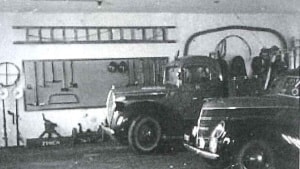 Billedet her af  to Zonen-køretøjer er fra den tid, da redningskorpset havde adresse på Hovedgaden 29 i Rønde