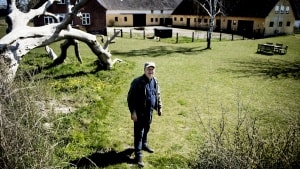 Forfatteren Tor Nørretranders flyttede til Samsø for tre år siden. Herfra har han sat det lange lys på covid-19 og er kommet frem til den konklusion, at vi på mange måder selv er skyld i pandemien. Foto: Birgitte Carol Heiberg