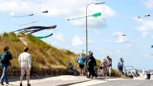 Kirkevejen til Rindby Strand skal forvandles til en strandpromenade, der forbinder centerområdet og butikkerne med stranden. Der skal også laves indbydende opholdssteder undervejs, ifølge et forslag til en helhedsplan for området. PR-foto