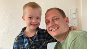 44-årige Lars Møller er far til seksårige Noah, der har Downs syndrom. Noah kører med HB-Care til og fra skole, men hans far er stærkt frustreret over firmaet. Privatfoto