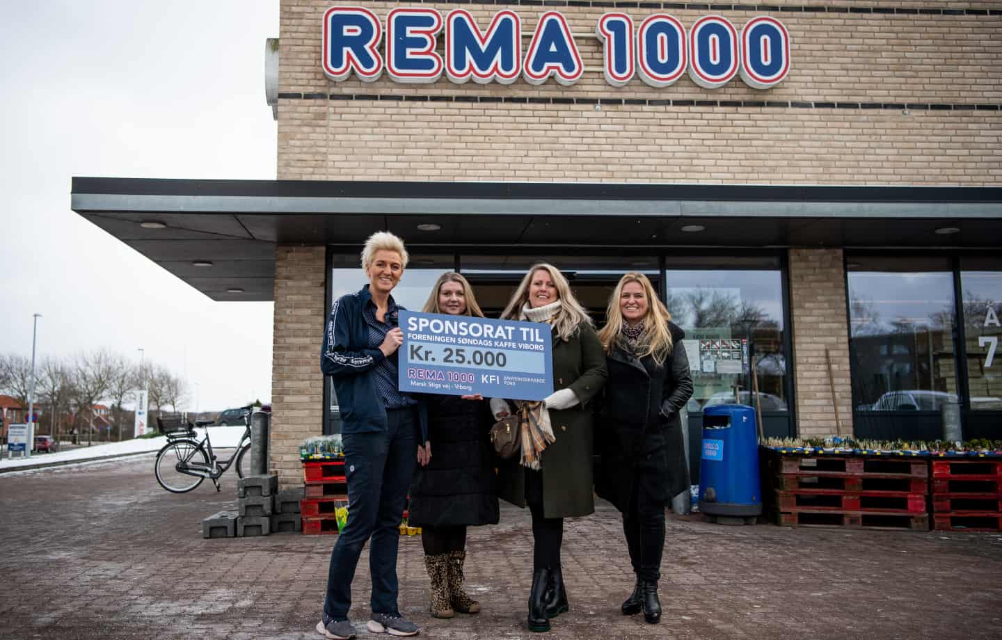 Tak kaffe: Rema 1000 25.000 kroner til søndags-slabberas | viborg -folkeblad.dk