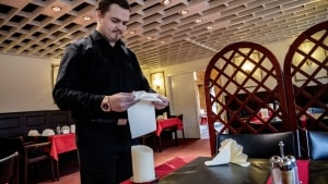 Frederik Bak er ansat som tjener på Bechs Hotel, hvor der er ordnede løn- og arbejdsforhold. Han håber, at højkonjunkturen vil medføre, at langt flere arbejdspladser i hans branche vil indgå overenskomstaftaler. Foto: Johan Gadegaard