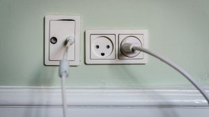 Prisen for at aftage strøm fra stikkontakten får et nøk opad fra årsskiftet. Det skyldes stigende udgifter til at drive og udbygge elnettet. (Arkivfoto).