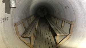 Ved indkørslen til Jydsk Væddeløbsbane i Aarhus er der fire bunkere - eller betondækningsgrave, som fagfolk kalder dem. Der har de stået i omtrent 70 år uden nogensinde at have været i brug. Foto: Sarah Bech