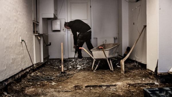 Motorsav skar ansat i hånden: - Vi er frygteligt kede af det