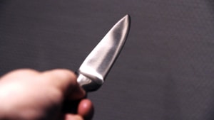 En ung ekspedient blev truet med en kniv, da Fakta i Højvang Centret onsdag aften blev udsat for røveri. Arkivfoto