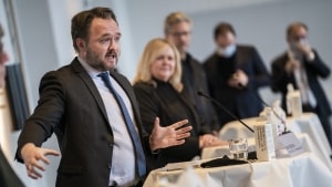 Klimaminister Dan Jørgensen ses her præsentere aftalen om ejerskab og konstruktion af den første energiø i Nordsøen i februar 2021.  Men står det til ham, er der potentiale for flere af den type øer i Nordsøen. Foto: Martin Sylvest/Ritzau Scanpix 2021