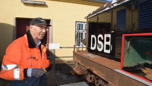 85-årige Jens Christian Madsen kunne i onsdags glæde sig over, at det var tørvejr, så han kunne få malet bare en del af de gamle diesellokomotiv for enden af jernbanemuseets bygning på Godthåbsvej. Foto: Frede Stengaard