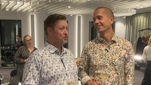 Kokketeamet Jesper Koch og Peter Rødsgaard havde grund til smil og champagneskål med kollegerne på Alsik. Da gourmetrestauranten Syttende mandag aften blev tildelt en af de eftertragtede Michelin-stjerner. Pressefoto
