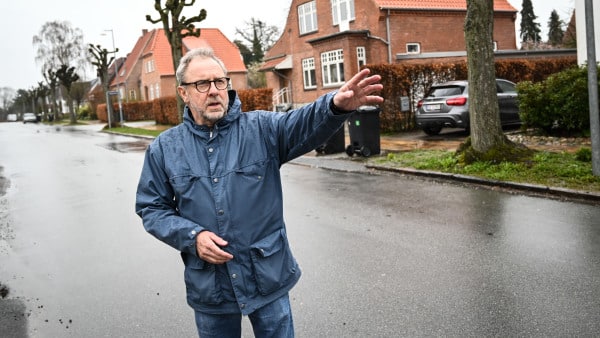 Finn får fingeren, når unge bilister kører hasarderet forbi: Har længe frygtet ulykke nær gymnasium