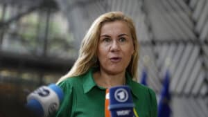 EU-landene er på et møde i Bruxelles tirsdag blevet enige om at reducere gasforbruget i de kommende måneder. Målet er at sikre gas nok til vinteren, fastslog EU-kommissær for energi Kadri Simson på vej ind til det afgørende møde. Foto: Virginia Mayo/Ritzau Scanpix