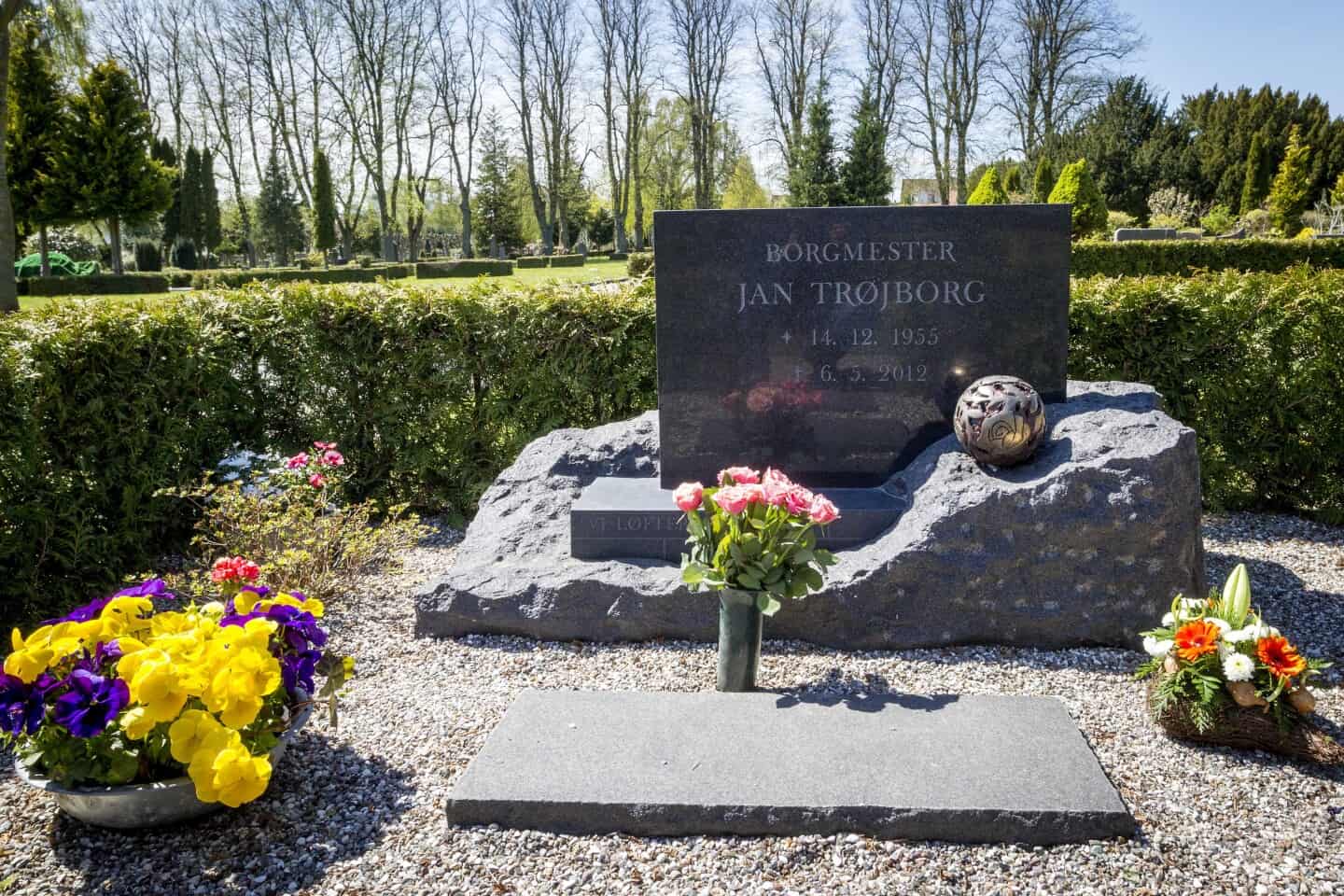 kyst Syd illoyalitet Jan Trøjborg døde for fem år siden: Friske blomster på graven | stiften.dk