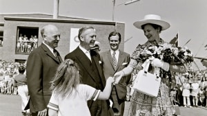 27. juni 1972: Dronning Margrethe og prins Henrik var på officielt besøg i Svendborg. Det første siden den unge dronnings tronbestigelse 14. januar samme år. Kongeskibet lagde til ved Kulkajen på Frederiksø, og det royale par blev modtaget på kajen af en masse svendborgensere med papirflag med borgmester Svend Aage Andersen og stiftamtmand for Fyns Amt Jacob Høirup, i spidsen. Foto: Fyns Pressefoto