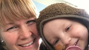 Emilie Vedtofte har siden august 2018 haft leukæmi. Nu er hendes mor, Mette, gået ind i kampen for at bevare blandt andet børnekræftafdelingen i Odense, som Emilie har besøgt mere end 200 gange. Privatfoto