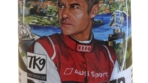 Tom Kristensen i Le Mans-outfit og foran sin hjemstavn på den nye Race Beer, som lanceres fredag 13. august. Etiketten er designet af kunstneren Helga Art.