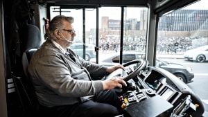 Jannik Nielsen kører bybus i Odense og er arbejdsmiljørepræsentant for de 230 Keolis-chauffører. Han og flere af hans kolleger føler sig alt andet end trygge ved at sidde i frontlinjen. Foto: Michael Bager