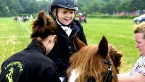 Billedet fortæller alt. En lykkelig pige, der for første gang siden hun, i december,  blev sparket i hovedet af sin hest er tilbage i sadlen.  
Foto: André Thorup