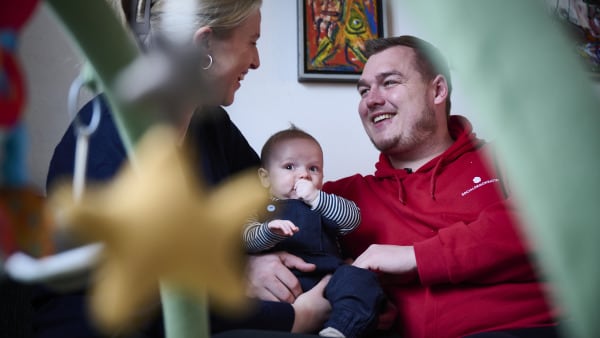 Både den lille søn og den magtfulde far er med i valgkampen: Men allermest bruger Thomas sig selv