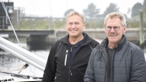 Gunnar T. Hansen (t.v.) og Orla Lienhøft tog initiativ til at stifte Norsminde Sejlklub i 2012, og siden har de skabt liv og aktivitet i klubben. Foto: Hans Jørgensen