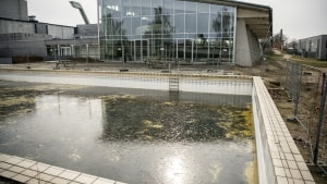 Friluftsbadet bag Aqua Forum ved Forum Horsens har ikke været i brug siden 2018, og det er et åbent spørgsmål, om det nogensinde åbner igen. Foto: Morten Pape