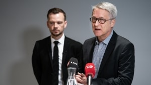 Regeringen har bedt en ekspertgruppe under ledelse af professor i økonomi Torben Tranæs (th.) om at komme med et forslag til et nyt kontanthjælpssystem. Men anbefalingerne får slet ikke nok i arbejde, lyder kritikken fra arbejdsgivere og Cepos. Til venstre er det beskæftigelsesminister Peter Hummelgaard (S). Arkivfoto: Niels Christian Vilmann/Ritzau Scanpix