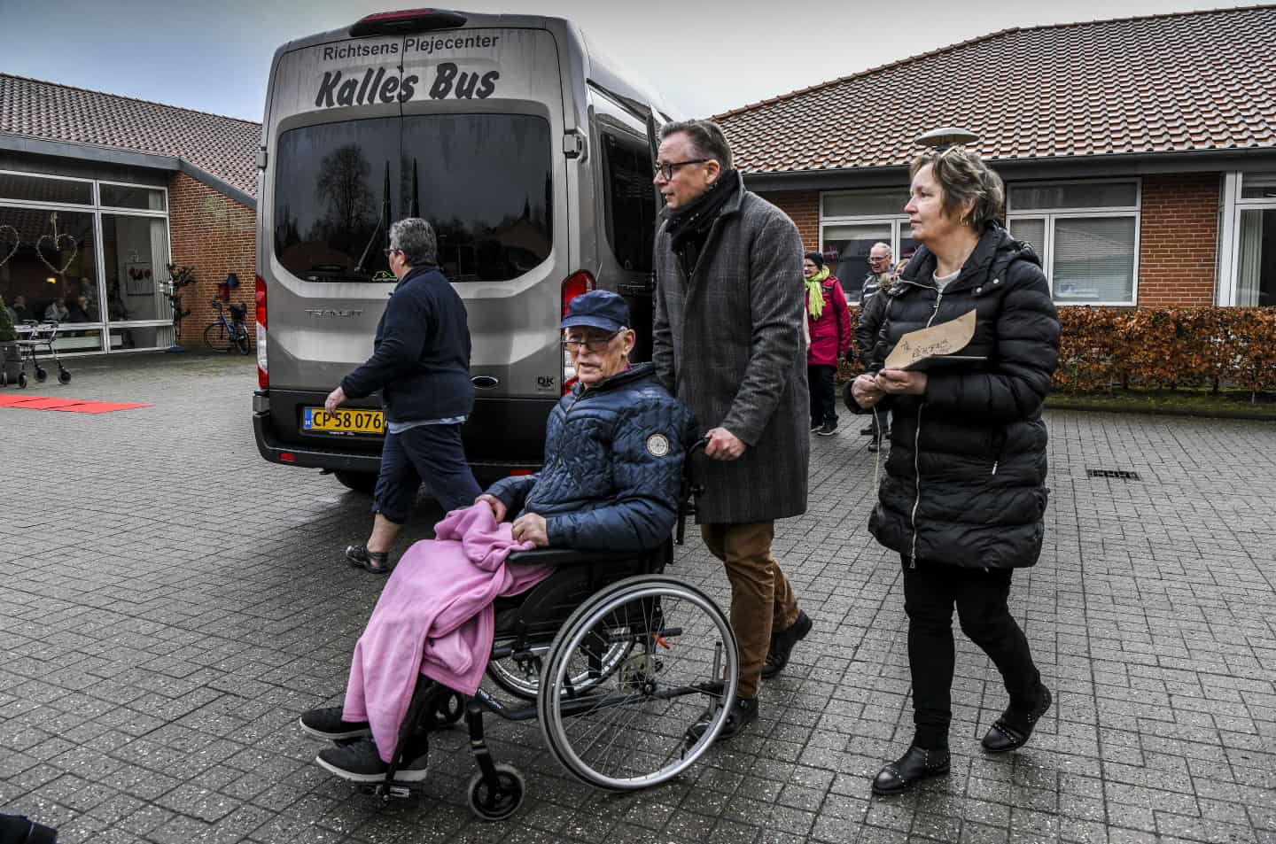 opnå træ bit Så kører bussen: Beboer donerede ny bus til plejecenter | jv.dk