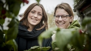 Nana Høeg Pedersen (til venstre) og Marie Fredborg Jungersen brænder for bæredygtighed, og de gør selv en hel masse for at mindske CO2-udledning i deres hverdag. Men de vil gerne gøre endnu mere og gerne sammen med flere andre. Foto: Jakob Lerche