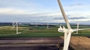 Sidste år blev Danmarks største vindmøllepark indviet ved Overgård, Randers. I alt kom 43,6 procent af elforbruget i Danmark fra vindmøller. Men faktisk kunne vi have produceret mere grøn strøm, for vindmøllerne står af og til stille, når det blæser. Foto: Annelene Petersen / Ritzau Scanpix